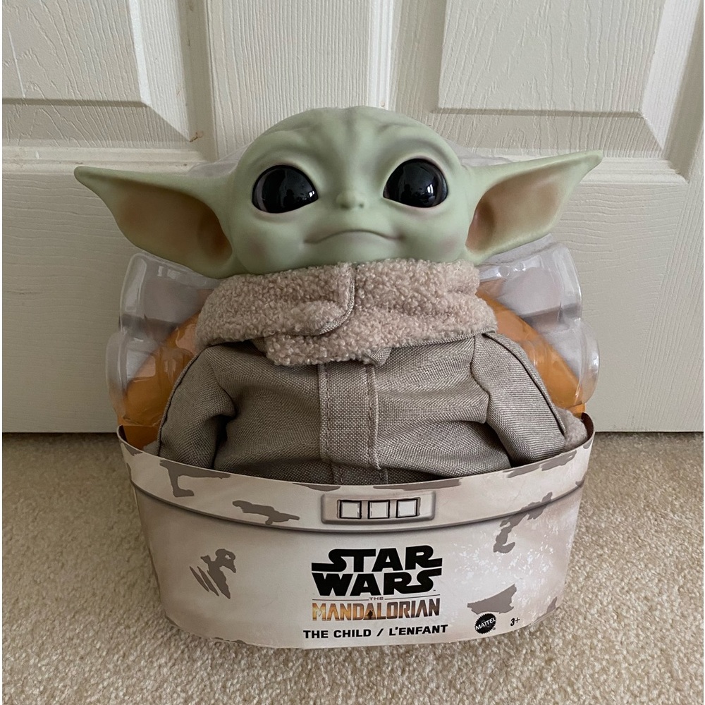 Madalorian doll (Baby Yoda)